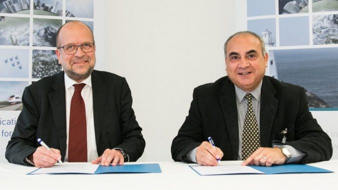 Hermann Mattanovich (Mitglied des Vorstands, Frequentis AG) und Abdelazim Mohamed Ali (Chairman RTA, River Transportation Authority Egypt) unterzeichnen die erfolgreiche Werkabnahme. (c) Frequentis AG/APA-Fotoservice/Rastegar