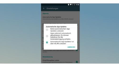 Sie sollten App-Aktualisierungen lediglich im WLAN gestatten, denn sonst ist Ihr Datenvolumen schnell erschöpft. (c) pcwelt.de