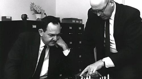 Allen Newell (rechts) und Herbert Simon von der Carnegie Mellon University entwickelten mit dem LOGIC THEORIST das erste KI-Programm und den GENERAL PROBLEM SOLVER. (c) Computerhistory.org