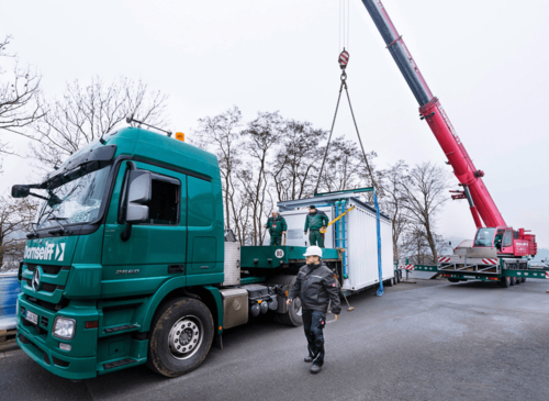 Mobiles Rechenzentrum: Der genormte Container lässt sich problemlos mit gängigen LKW transportieren. (c) Rittal