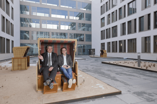 Datev-Entwicklungsvorstand Peter Krug und das Gremiummitglied Matthias Bulligk im neuen IT-Campus 111 der Datev. (c) Datev