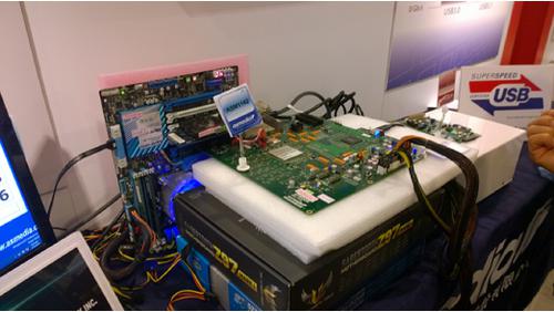 Auf der großen, auf das Mainboard aufgesteckte Entwickler-Platine sitzt der USB-3.1-Host-Controllers ASM1142 von ASMedia. Er beherrscht als erste Chip SuperSpeed Plus mit 10 GBit/s. Zu sehen war die Platine auf dem Intel Developer Forum in San Francisco. (c) Klaus Länger