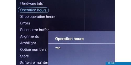 Gewusst wie: Viele Geräte besitzen einen internen Betriebsstundenzähler, der meist erst über einen geheimen Zugangscode zu sehen ist. Das Bild rechts zeigt die ausgelesenen Stunden am Beispiel eines modernen Philips-Fernsehers. (c) IDG