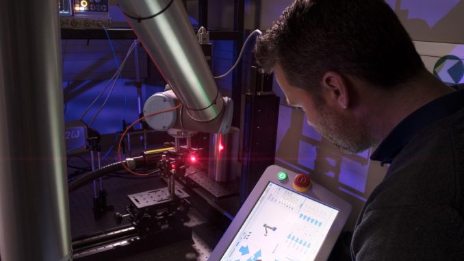 Laser-Ultraschall (RECENDT): Im Vergleich zum Ultraschall, der aus der Medizin bekannt ist, werden in dieser neu entwickelten Variante besonders hochfrequente Ultra- schallwellen durch sehr kurze, aber starke Laser-Pulse erzeugt. Dadurch entstehen hoch- auflösende Bilder, ohne das Material auch nur zu berühren. (c) RECENDT GmbH