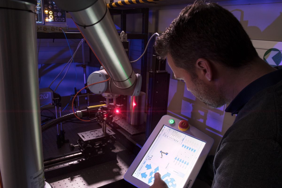 Laser-Ultraschall (RECENDT): Im Vergleich zum Ultraschall, der aus der Medizin bekannt ist, werden in dieser neu entwickelten Variante besonders hochfrequente Ultra- schallwellen durch sehr kurze, aber starke Laser-Pulse erzeugt. Dadurch entstehen hoch- auflösende Bilder, ohne das Material auch nur zu berühren. (c) RECENDT GmbH