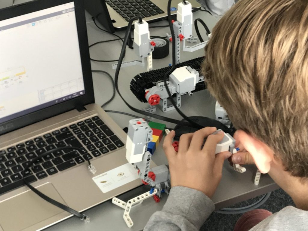 Ein RoboManiac Kurs, bei dem Mindstorm "Spielzeug" benutzt wird um Programmieren einfacher verständlich zu machen.