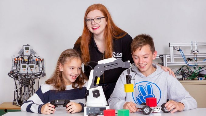 Einfach Ausprobieren: Lisa-Marie Hackenberger, 8 Jahre, und Paul Zakall, 13 Jahre, steuern das Modell eines Industrieroboters, das auf einen Tisch passt, aber genauso reagiert wie ein "großer". Lisamarie Schuster vom Practical Robotics Institute Austria erklärt, wie es geht.