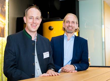 Peter Fröhlich, Dekan der Technischen Hochschule Deggendorf und Steffan Gottwald, Country Manager Austria Routeco GesmbH. (c) Routeco/Fotostudio Eder/Juliana Tasler