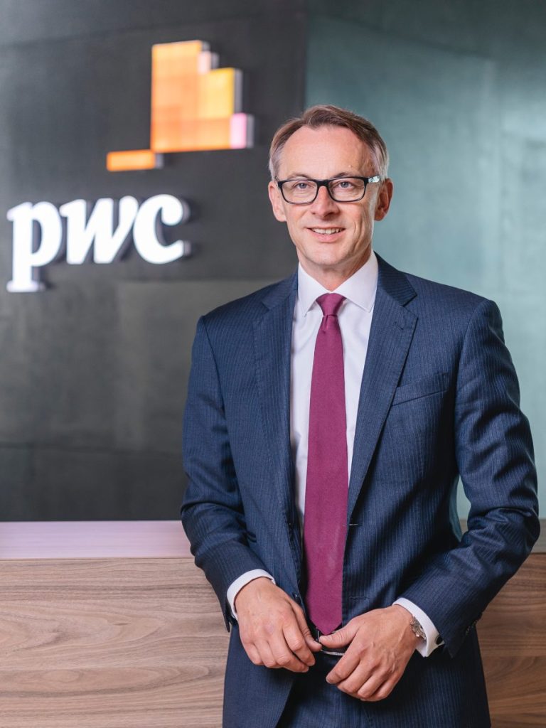 Foto von CEO und Familienunternehmen Leader von PwC Österreich, Rudolf Krickl.  