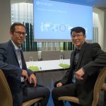 Matthias Scharer, SVP Business Operations Dynatrace, und Tan Bee Teck, CIO und IT-Director des Unterrichtsministeriums von Singapur, beim Gedankenaustausch im Gästehaus der voestalpine.