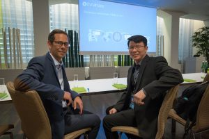 Matthias Scharer, SVP Business Operations Dynatrace, und Tan Bee Teck, CIO und IT-Director des Unterrichtsministeriums von Singapur, beim Gedankenaustausch im Gästehaus der voestalpine.