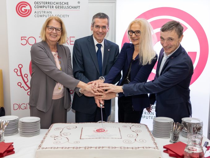Schaumueller-Bichl_Seyruck_Kühn_Bieber Von links: OCG-Vizepräsidentin Ingrid Schaumüller-Bichl, OCG-Präsident Wilfried Seyruck, OCG-Vizepräsidentin Eva Kühn und OCG-Generalsekretär Ronald Bieber beim Tortenanschnitt (c) Scheitz/OCG