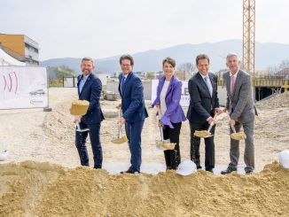 Spatenstich in Linz, Österreich, mit Manfred Ruhmer, Geschäftsführer DICE, Peter Schiefer, Präsident der Automotive Division der Infineon Technologies AG, Sabine Herlitschka, Vorstandsvorsitzende der Infineon Technologies Austria AG, Gerhard Riess und Peter Zeiner, Geschäftsführer DICE. (c) Infineon