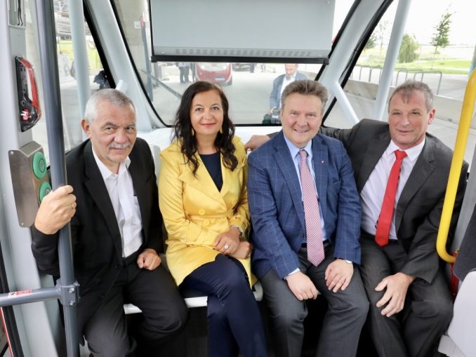 Mit dabei bei der ersten offiziellen Fahrgasttestfahrt der autonomen E-Busse in der Seestadt Aspern waren (v.l.n.r.) Wiener-Linien-Geschäftsführer Günter Steinbauer, Stadträtin Ulli Sima, Bürgermeister Michael Ludwig und Donaustadt Bezirksvorsteher-Stellvertreter Karl Gasta.