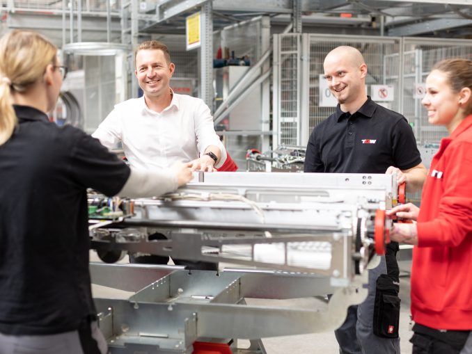 In der Produktion von TGW Logistics ist gutes Teamwork essenziell. (c) TGW Logistics