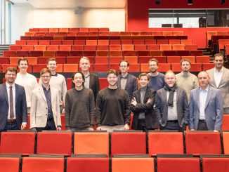 Das Projektteam von TGuard mit Clemens Havas, FH Salzburg (u. 1. v. l.), und Michael Suker, BMLV (o. 1. v. r.).(c) FH Salzburg / www.wildbild.at