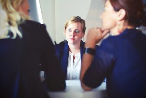 Bewerbern zusätzliche unbezahlte Arbeit zu geben um ihre Fähigkeiten besser einschätzen zu können, kann unterrepräsentierten Gruppen, wie zum Beispiel Frauen, die Chance auf einen Job nehmen (c) Pexels