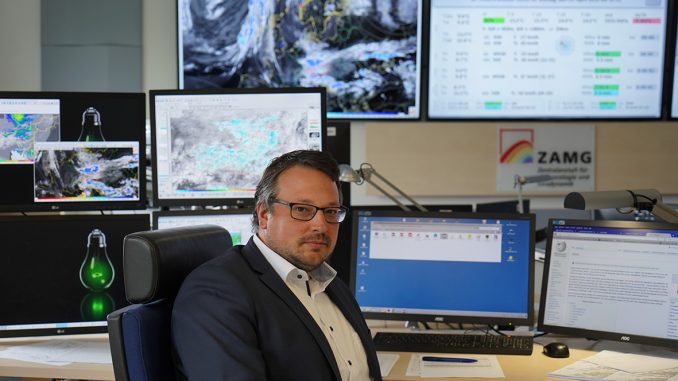 Günther Tschabuschnig im sogenannten Operationsroom des ZAMG, der einen sehr guten Überblick über Wettervorgänge in ganz Österreich bietet.