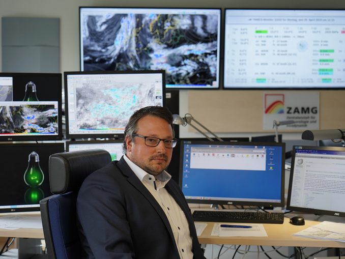 Günther Tschabuschnig im sogenannten Operationsroom des ZAMG, der einen sehr guten Überblick über Wettervorgänge in ganz Österreich bietet.