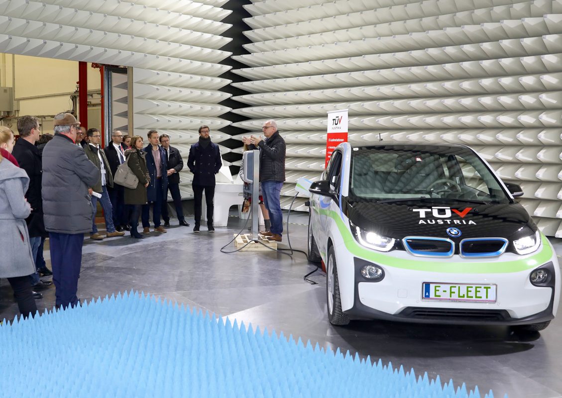 E-Mobility, E-Ladeinfrastruktur und Elektromagnetische Verträglichkeit in der größten EMV-Halle Österreichs im TÜV AUSTRIA Technology & Innovation Center.