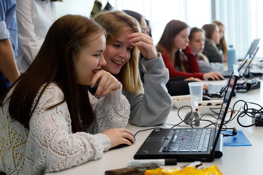 Datendetektivinnen ermitteln bei IBM Österreich am Wiener Töchtertag.