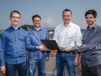 Der Geschäftsführer der VRZ Informatik, Gregor Hilbrand, mit dem Team der Smart Software. (c) Erwin Scheriau