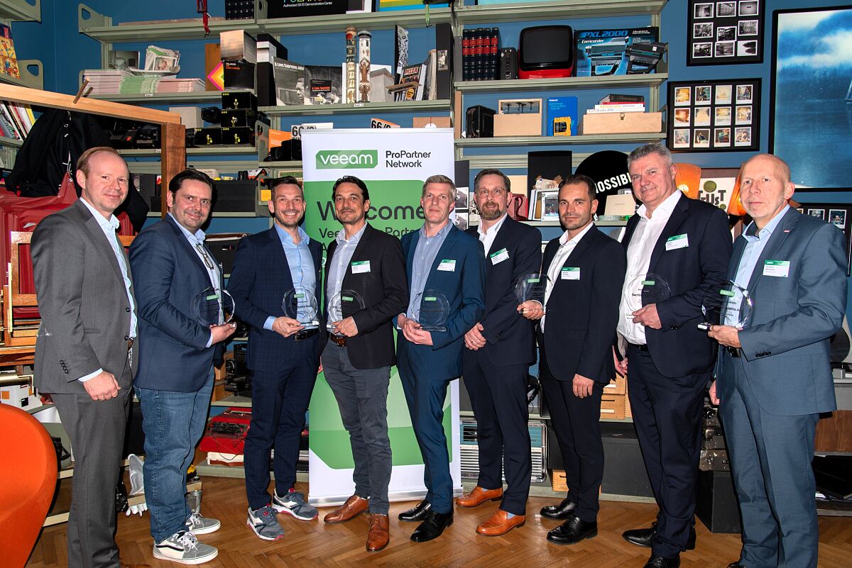 Die Gewinner der Veeam ProPartner Awards 2023 in Österreich v.l.n.r.: Mario Zimmermann (Veeam), Bernd Rohrauer (ANEO), Edwin Klinglhuber (ACP), Gerold Mausz (SNS), Chris Dvorak (A1 Telekom), Matthias Frühauf (Veeam), Michael Schindler (MAIT), Robert Öfferl (Bechtle), Christian Neuhauser (Cancom). (c) Veeam Software