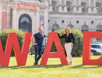 Benjamin Ruschin, Managing Director und Co-Founder von WeAreDevelopers und Dorothee Ritz, General Managerin von Microsoft Österreich vor der Wiener Hofburg, wo der WeAre Developers AI Congress am 4. und 5. Dezember stattfindet.