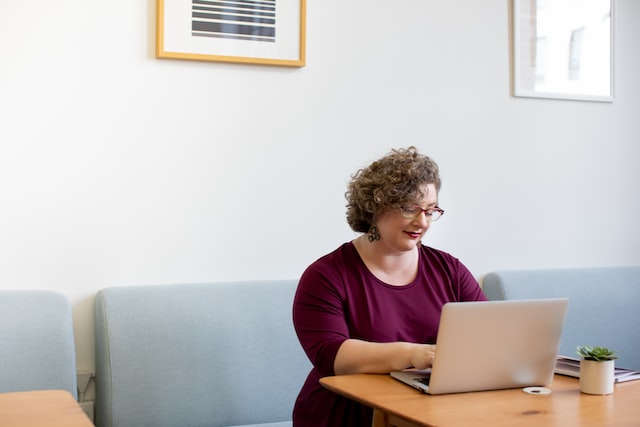 Frauen zeigen im Schnitt mehr Loyalität und warten erst einmal ab, bevor sie überhastet das Handtuch werfen. (c) Unsplash