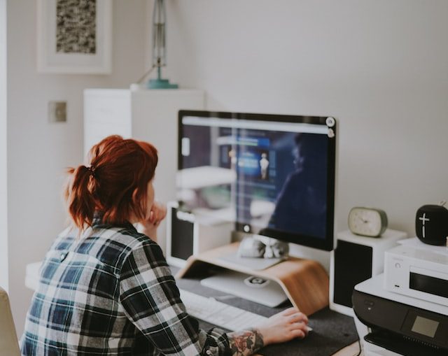 Ein Drittel aller befragten Frauen rechnet damit, dass sich ihre Work-Life-Balance im Jahr 2023 weiter verschlechtert. (c) Unsplash