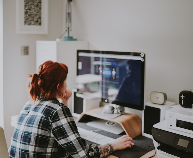 Ein Drittel aller befragten Frauen rechnet damit, dass sich ihre Work-Life-Balance im Jahr 2023 weiter verschlechtert. (c) Unsplash