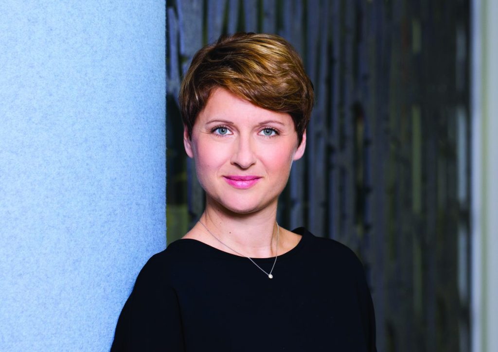 Portrait von Gudrun Heidenreich-Pérez, Partnerin bei Deloitte Österreich. Im Bezug zur Digitalisierung von Unternehmen.