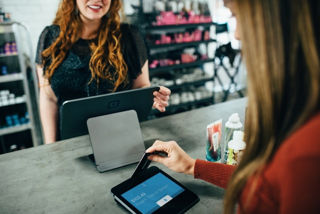 Mobile Technologien wie Point of Sale (POS), RFID, Scanner und Tablets sind unerlässlich, um die Kundenerwartungen zu erfüllen. (c) Unsplash