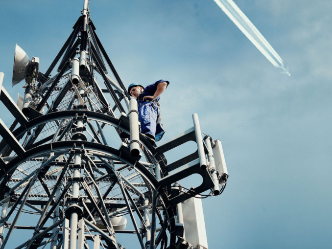 Das Bodennetz von EAN unterscheidet sich stark von "normalen" LTE-Netzen: Es kann mit Geschwindigkeiten von bis zu 1.200 km / h und in Höhen von 10 km arbeiten, um die Flugzeuge über dem Boden zu erreichen. (c) Deutsche Telekom