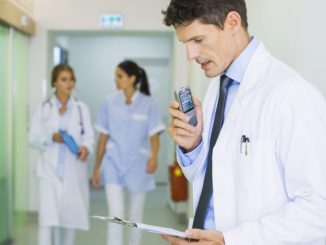 Dokumentationsarbeiten im Gesundheitswesen mit Diktieren und Spracherkennung beschleunigen. (c) Philips Speech Processing Solutions