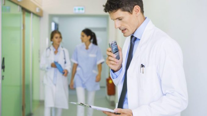 Dokumentationsarbeiten im Gesundheitswesen mit Diktieren und Spracherkennung beschleunigen. (c) Philips Speech Processing Solutions