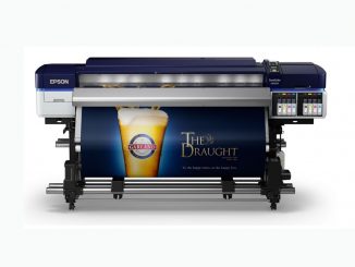 Epson präsentiert auf der FESPA 2019 die EcoTex-Drucklösung für Kunstleder auf einem Epson SureColor SC-S60600.