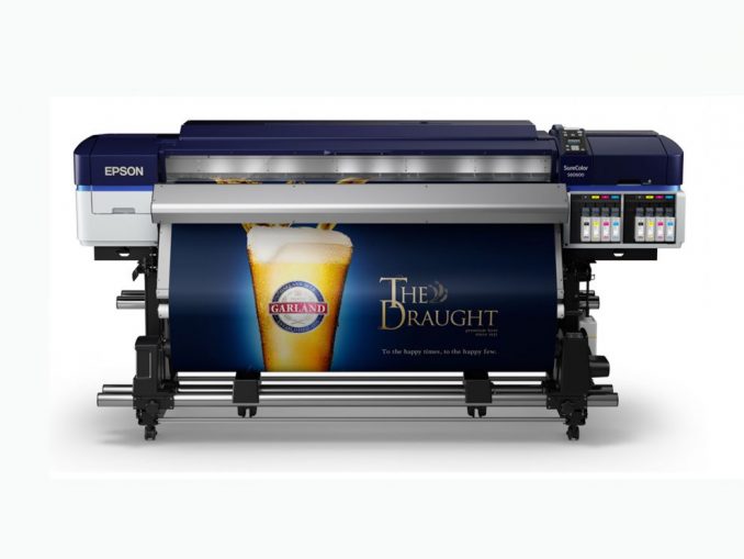 Epson präsentiert auf der FESPA 2019 die EcoTex-Drucklösung für Kunstleder auf einem Epson SureColor SC-S60600.