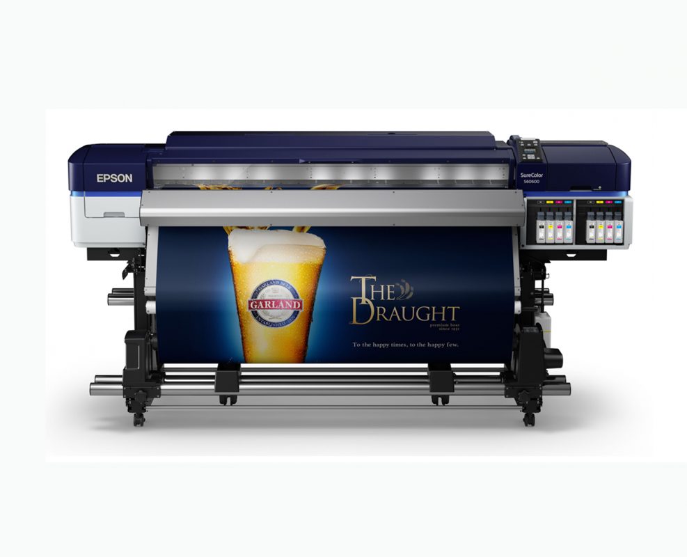 Epson präsentiert auf der FESPA 2019 die EcoTex-Drucklösung für Kunstleder auf einem Epson SureColor SC-S60600.