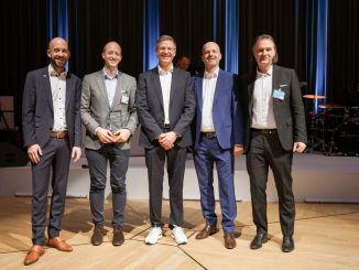 Der österreichische AWARD-Gewinner bei der ESET DACH-Partnerkonferenz 2024: die IT-Knowledge GmbH. Im Bild: Tobias Neugebauer (ESET) Michael Zenger (GF IT-Knowledge), Holger Suhl, Peter Neumeier und Matthias Malcher (alle ESET) (c) ESET