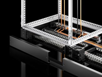 Sockel für den Großschrank VX: Der komplette Sockelraum unterhalb des Schaltschranks kann genutzt werden, um Kabel flexibel unterzubringen. (c) Rittal