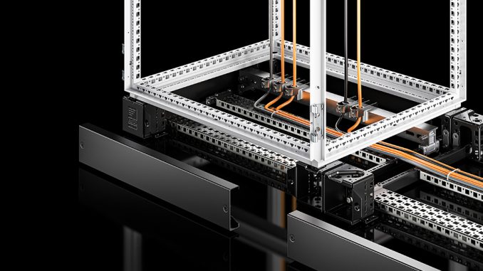 Sockel für den Großschrank VX: Der komplette Sockelraum unterhalb des Schaltschranks kann genutzt werden, um Kabel flexibel unterzubringen. (c) Rittal