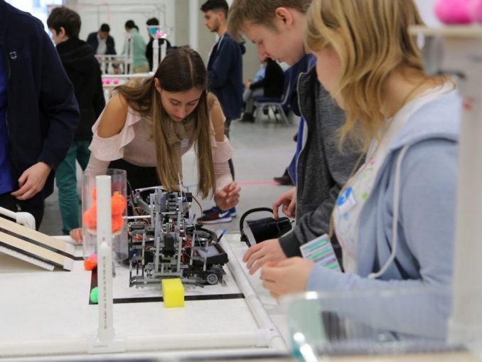 Schüler treten mit ihren selbst konstruierten und programmierten Robotern bei dem internationalen Wettbewerb Botball an. Auf diesem Turniertisch mit Hindernissen, Rampen und verschiedenen Aufbauten muss sich der Roboter allein zurechtfinden und selbstständig Aufgaben lösen. c) Sascha Miloradovic