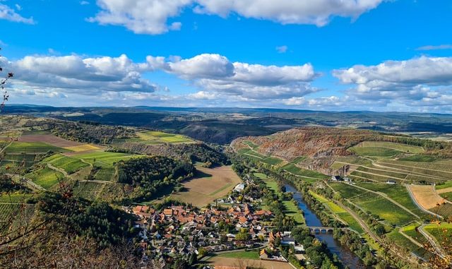 Der Großteil der europäischen Bevölkerung lebt in kleinen oder mittelgroßen Städten und in deren ländlicher Umgebung. (c) Unsplash