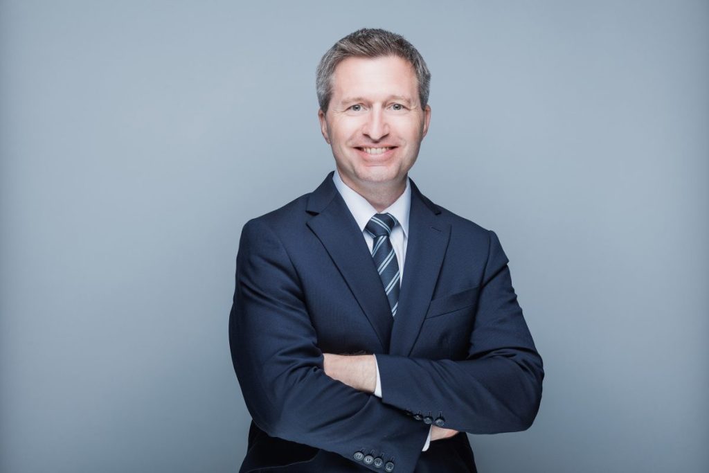 Portraitfoto von Markus Vesely, CEO von A-Trust der sich hier zum Umweltschutz von A-Trust äußert.