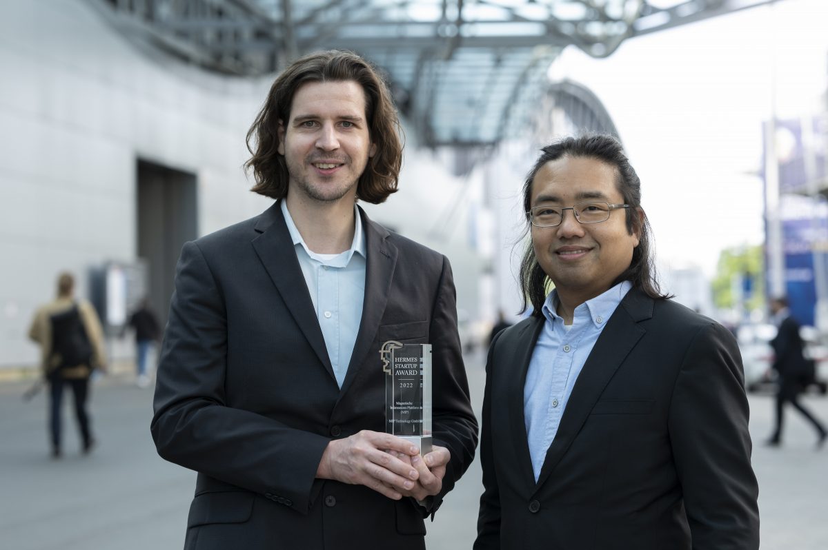 Dr.-Ing. Mathias Rechel, Geschäftsführer, und Dr.-Ing. Piriya Taptimthong, Technischer Leiter, beide Mip Technology GmbH, haben den HERMES Startup AWARD gewonnen. (c) deutsche Messe