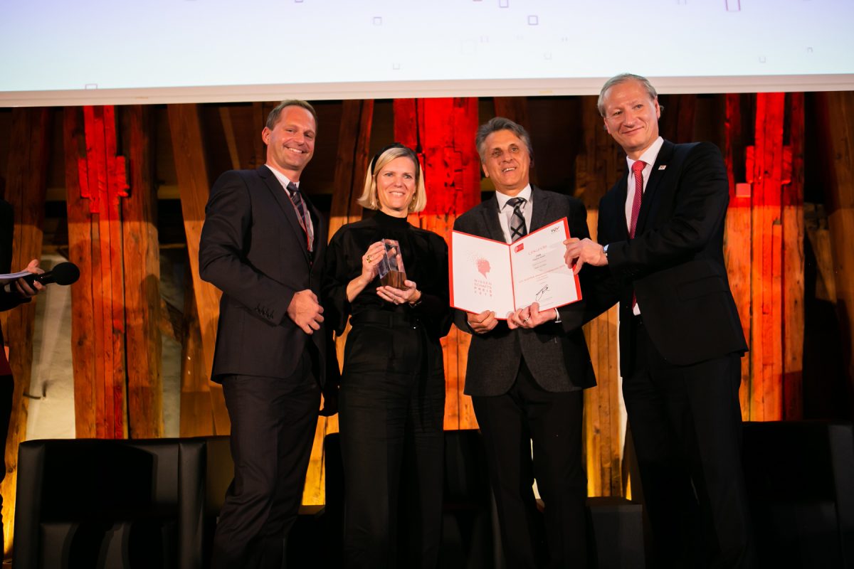 DI (FH) Thomas Greiner, MSc, TÜV AUSTRIA Wissenschaftspreisträger 2016, Mag. Silvia Kaupa Götzl LL.M. und Ewald Koller, ÖBB Postbus GmbH, Dr. Stefan Haas, CEO TÜV AUSTRIA Group. (c) TÜV Austria/Saskia Jonasch