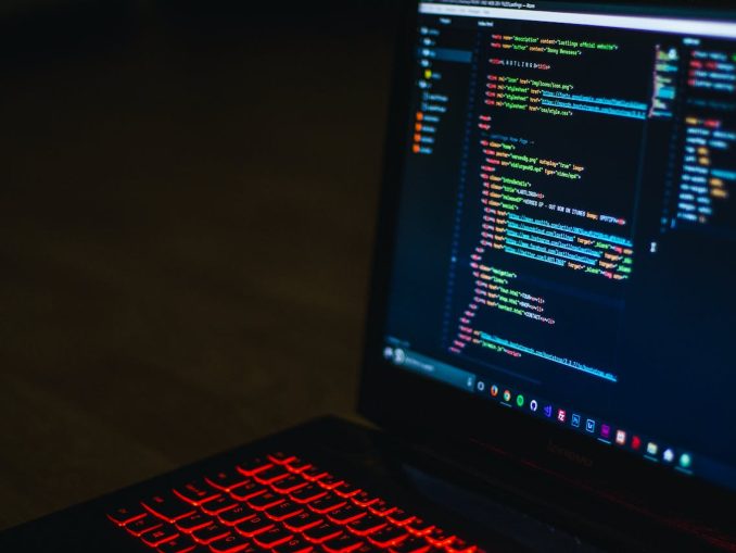 ChatGPT hat sich im Bereich der Code-Programmierung als vielversprechend erwiesen, denn es bietet höhere Genauigkeit und reduziert den Arbeitsaufwand der Programmierer. (c) Pexels