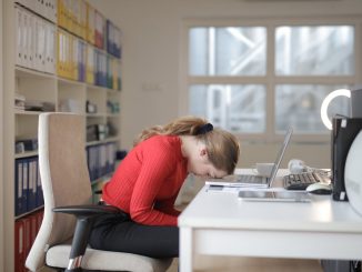 Wer sich ständig einsam fühlt, stuft das Betriebsklima fordernder ein als andere. (c) Pexels