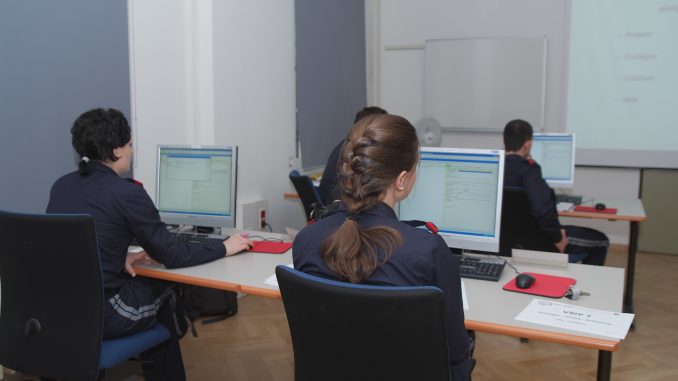 Schulung am PC für Polizistinnen und Polizisten, die jetzt im Zuge Ihrer Ausbildung an der Sicherheitsakademie auch den ECDL absolvieren.